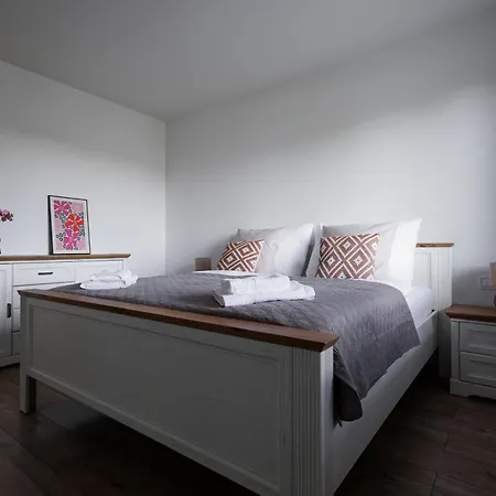 Pool Mukarov Mukarschow