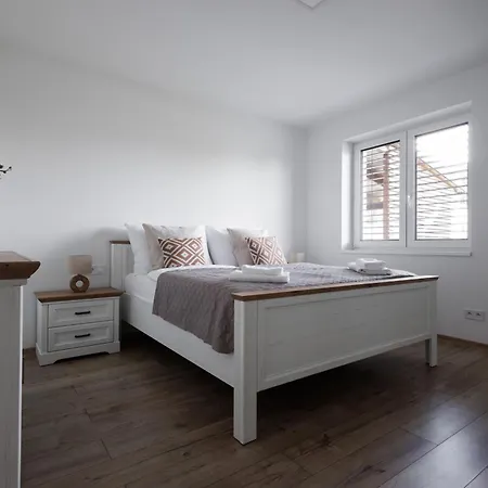 Pool Mukarov Mukarschow