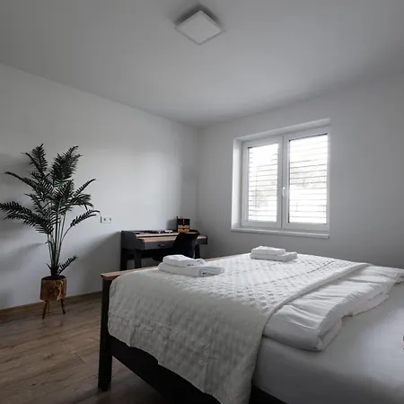 Pool Mukarov 펜션 *